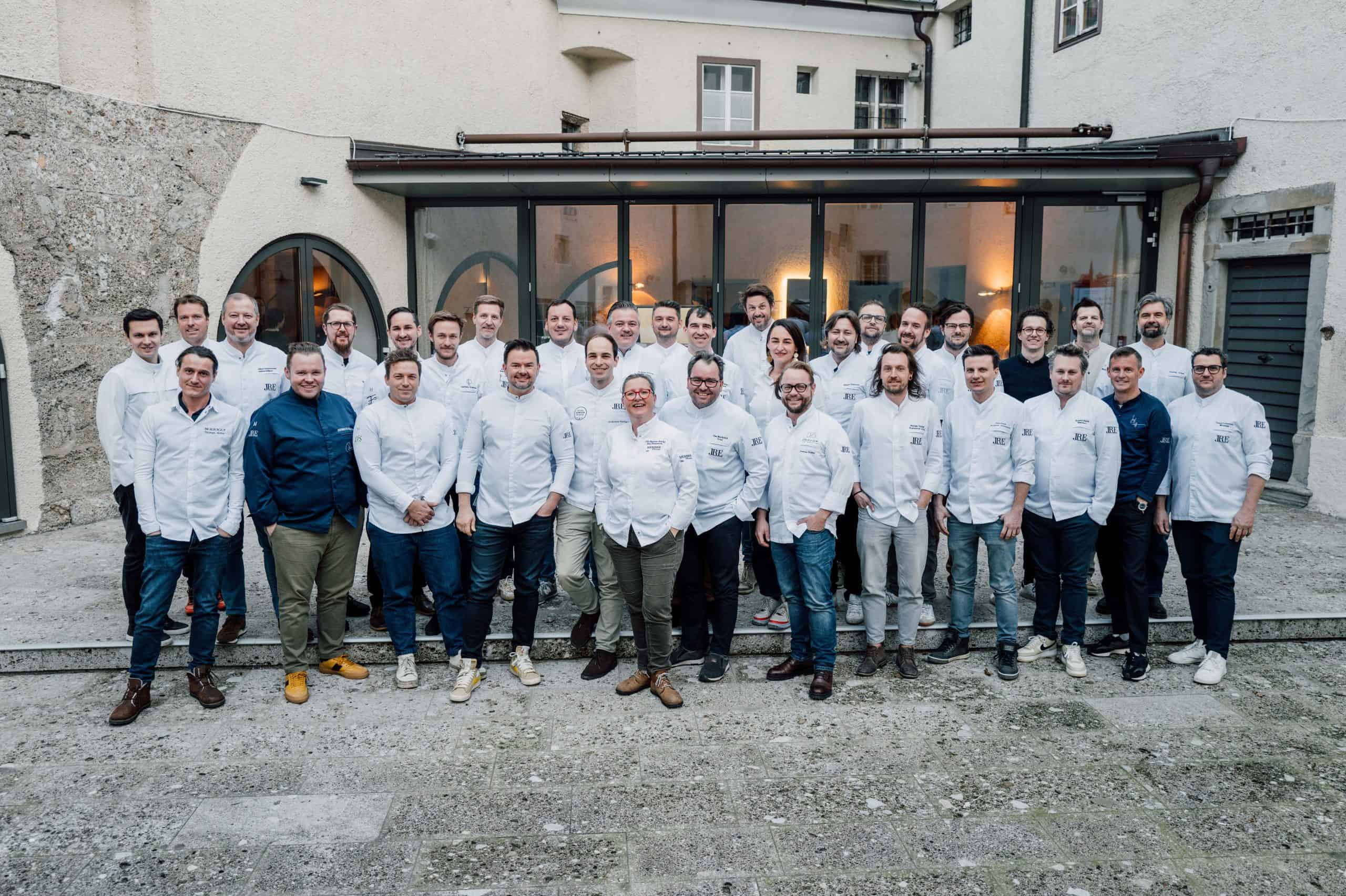 jre-jhv-chefs-216x140cm-70dpi-scaled
