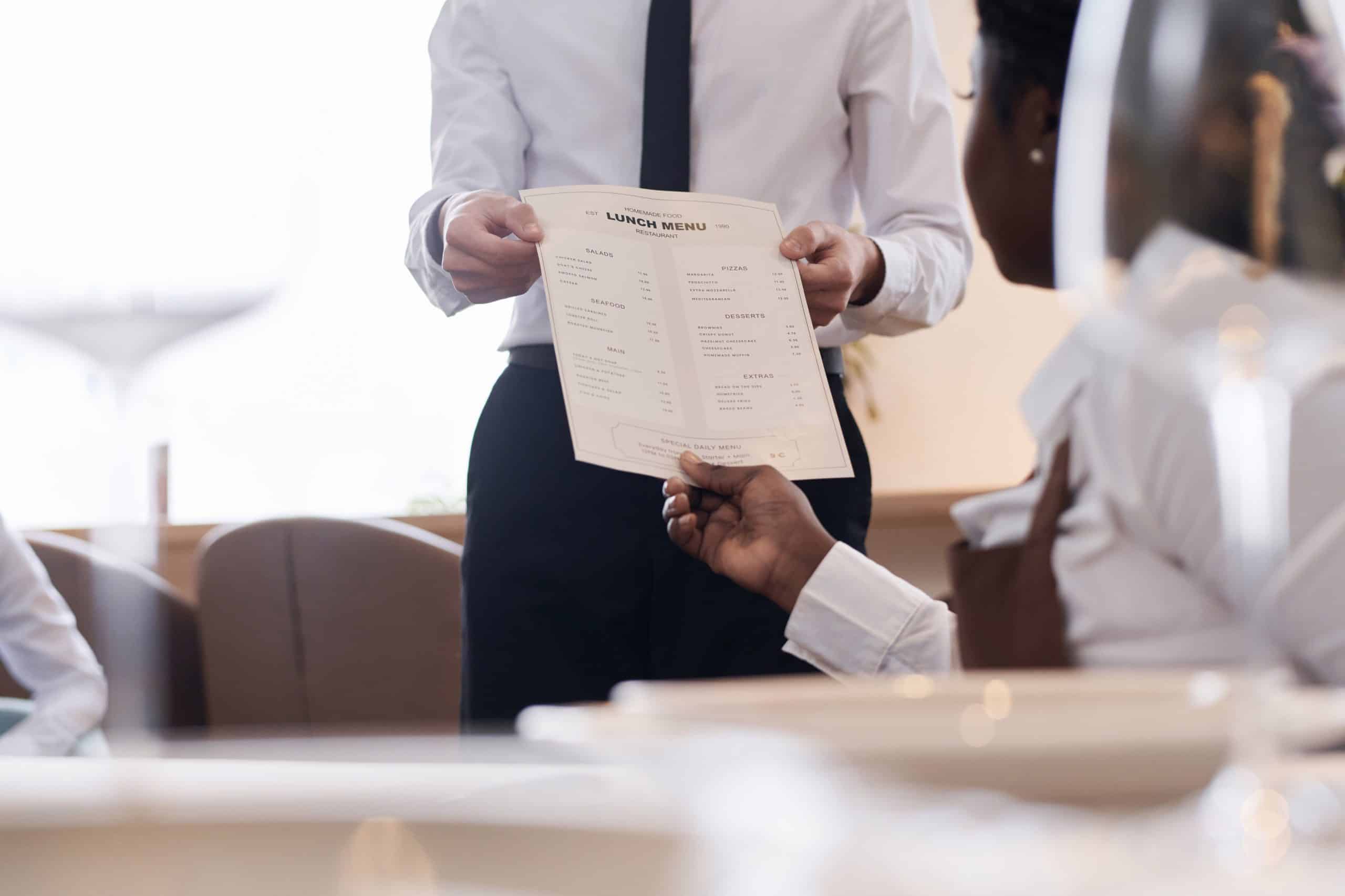 Solo Dining. Wie können Restaurants Einzelgäste bewirten, ohne dabei Verluste zu machen? | Foto: Shutterstock