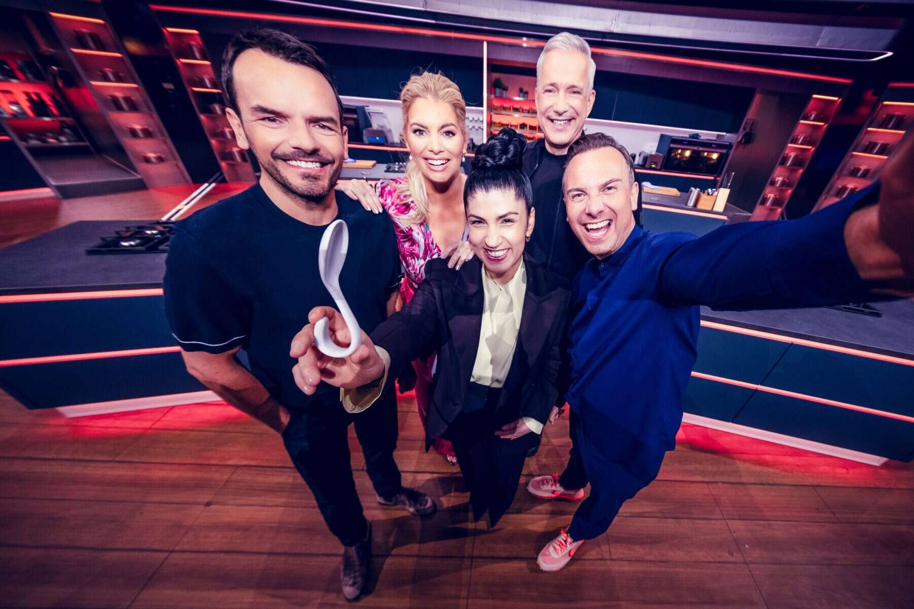 Elif Oskan (Mitte) mit den anderen Coaches und Moderatorin Kirsch