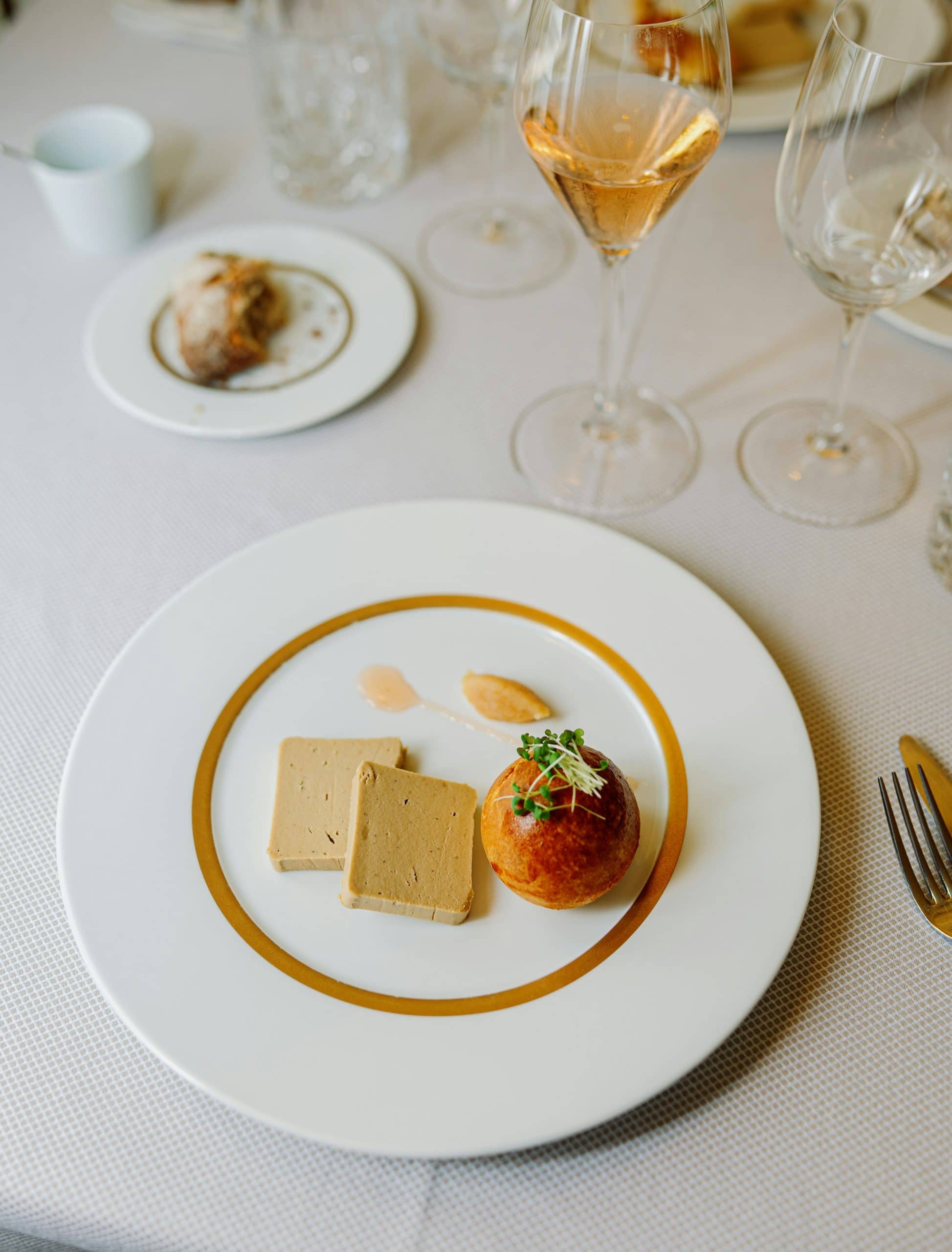 In manchen Ländern eine Luxus-Delikatesse, in anderen verbotene Tierquälerei – Foie gras | Foto: Unsplash