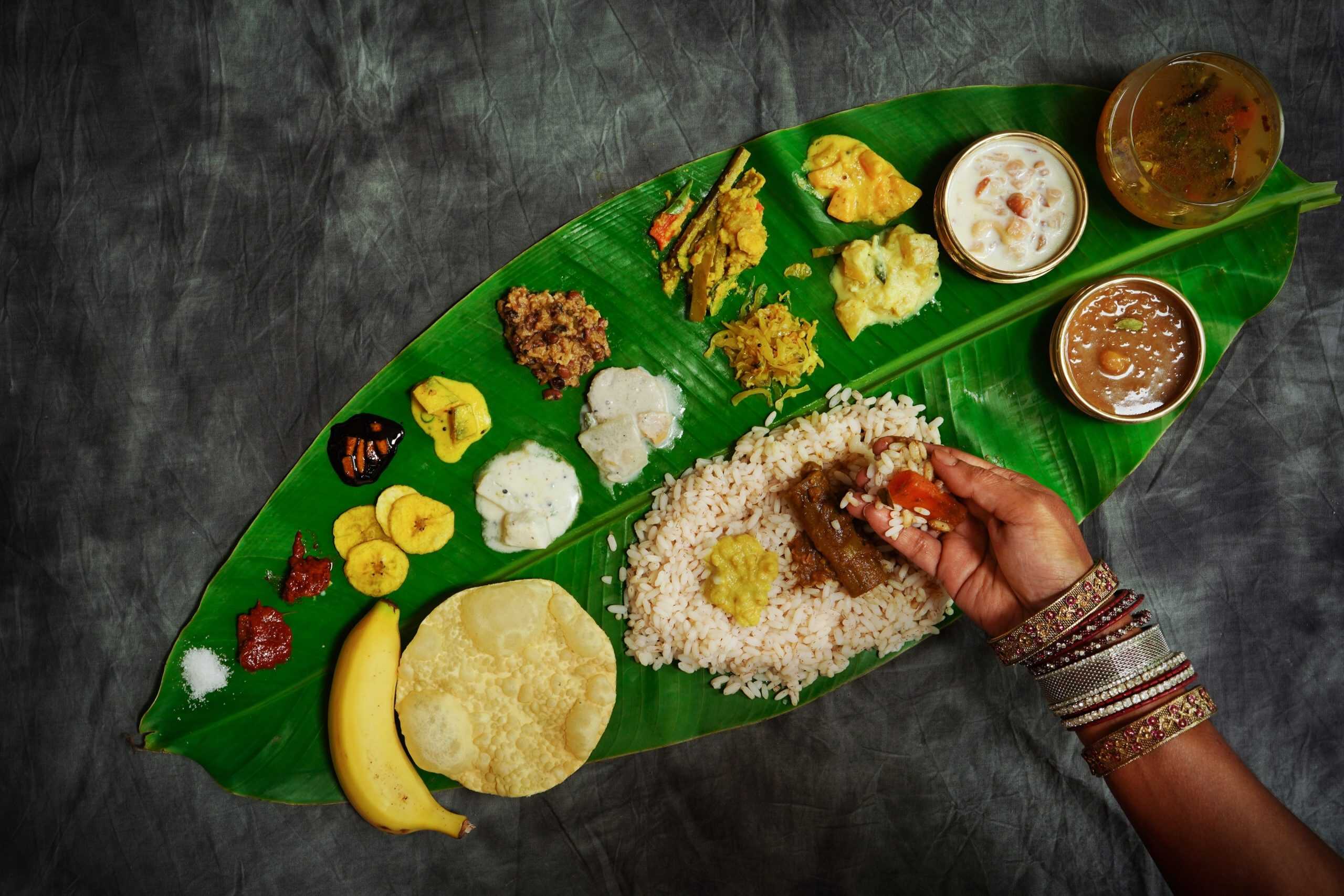 Ob heiße Saucen, knuspriges Brot oder ganze Gerichte – in Indien wird häufig alles mit den Händen gegessen | Foto: Shutterstock
